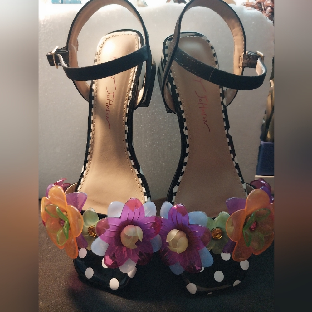 Betsey Johnson Original  6.5 sandal